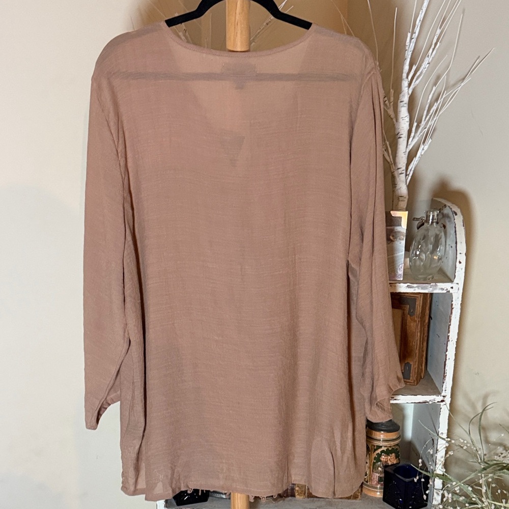 NWT Audrey Lane 2XL Light,Dusty Brown Tunic.Pleated front,loop buttons,lace hem. - Picture 6 of 7